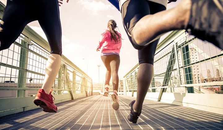 Laufgruppe läuft über Brücke Sport bei Erkältung