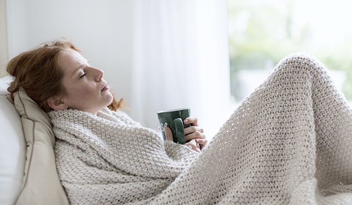 Frau genießt Tee Immunsystem stärken und Erkältung vorbeugen