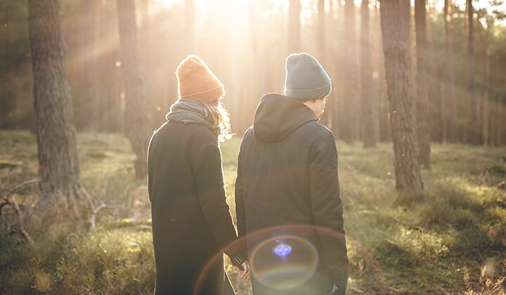 Pärchen spaziert im Wald Temperaturschwankungen belasten das Immunsystem