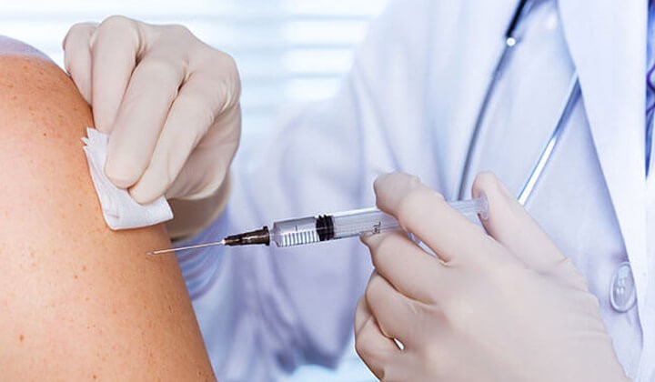 Arzt impft Patienten Impfung