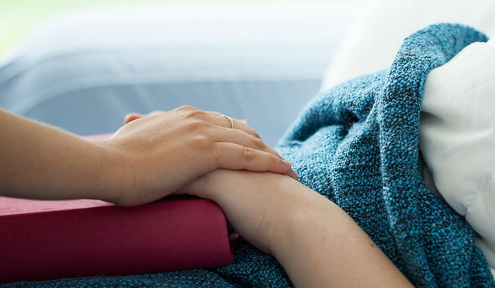 Mutter kümmert sich um erkältetes Kind Häufige Erkältungen im Kindergartenalter