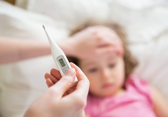 Krankes Kind mit Fieber Erkältung bei Kindern