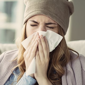 Schnupfen als eines der ersten Symptome bei Erkältung